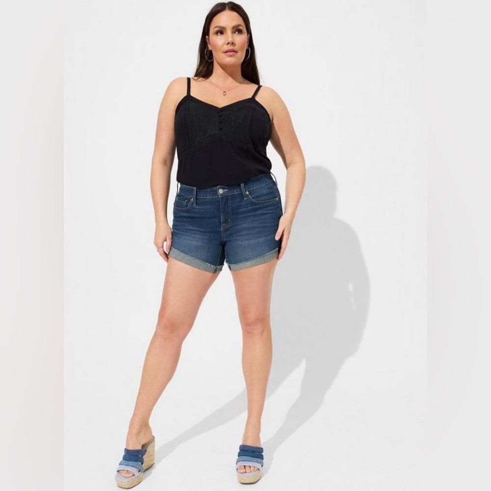 NEW WITH TAGS ** TORRID** VINTAGE STRETCH MID RISE 5 inch SHORTS
